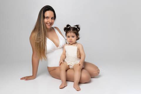 imagem mae e filha abraçada'