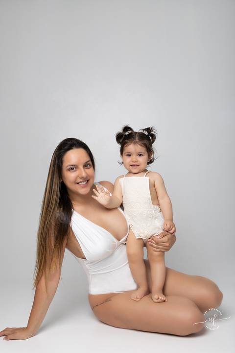 fotografia de filha no colo da mae'