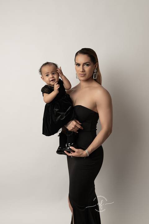 fotografia de filha no colo da mae'