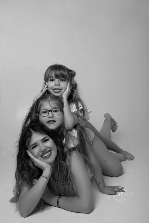 imagem de mae e filhas juntas'