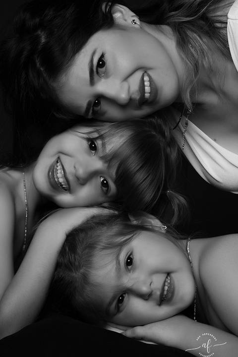 foto de mae e filhas sorrindo'