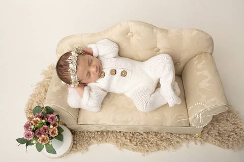 Foto bebé no sofá deitada de barriga para cima'