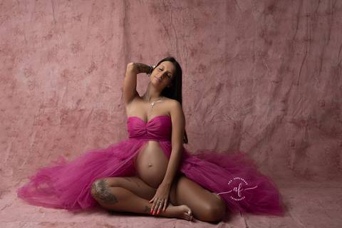 FOTO GRÁVIDA NUA COM VESTIDO ROSA'