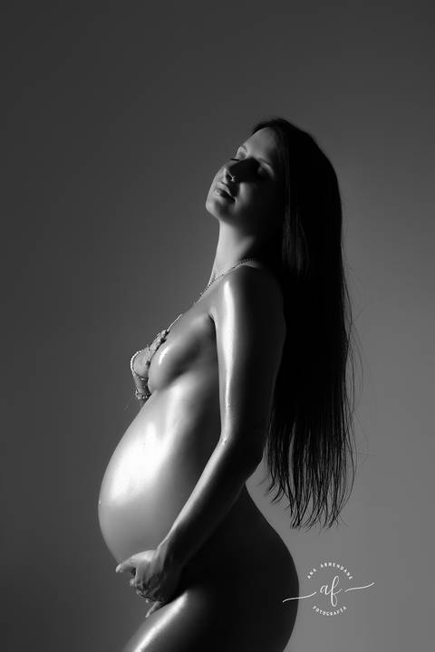 FOTO GRÁVIDA NUA A PRETO E BRANCO'