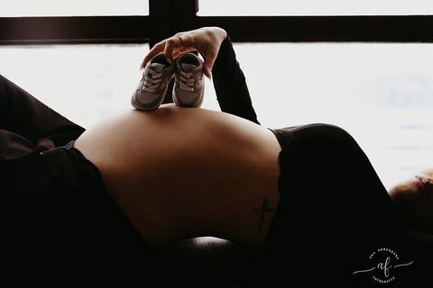 Fotos grávida com o sapatinho do bebé'