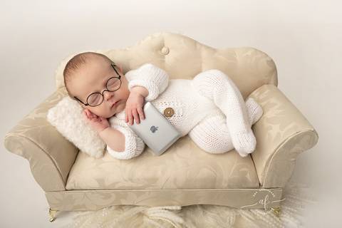 Foto newborn bebe com computador'