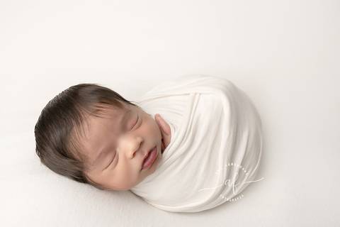 newborn bebe enrolado'