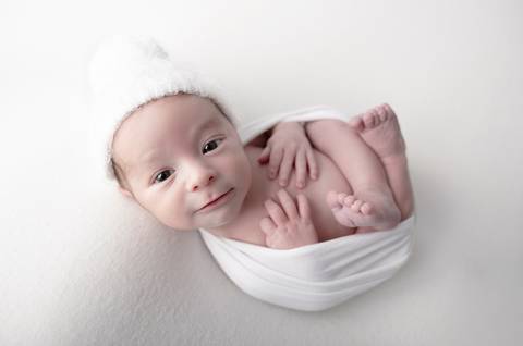 newborn bebe sorrindo'