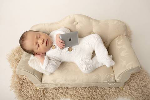 foto newborn no sofá'