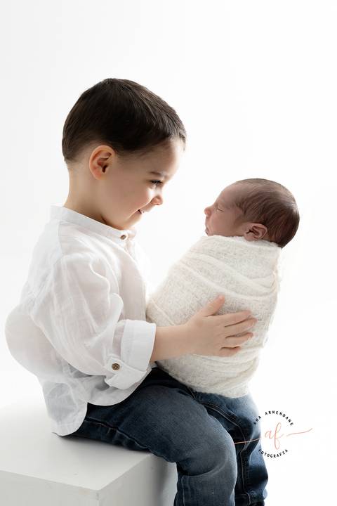 Fotos recem nascido com o irmão'