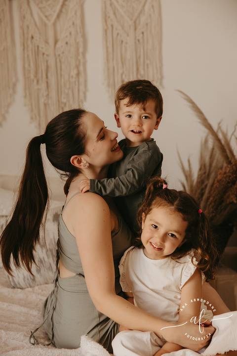 FOTO MAE COM FILHOS'