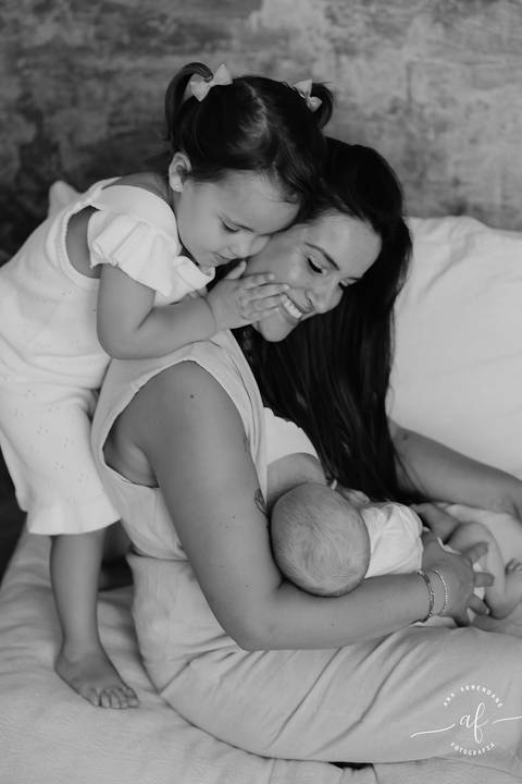 Foto mãe amamentando'