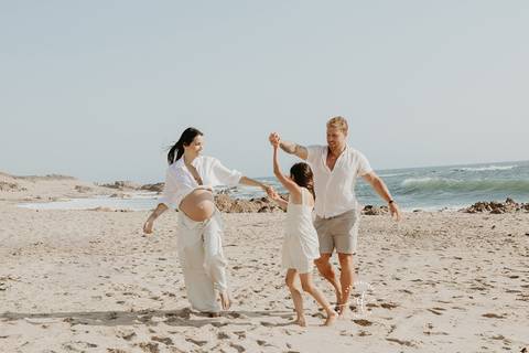 fOTOS DE GRAVIDA NA PRAIA COM A FAMILIA'