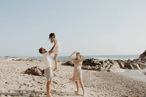 fOTOS DE GRAVIDA NA PRAIA COM A FAMILIA'