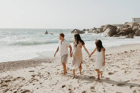 fOTOS DE GRAVIDA NA PRAIA COM A FAMILIA'