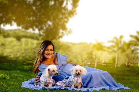 ensaio fotográfico de gestante com cães'