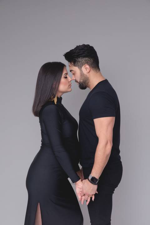 Ensaio de gestante em estúdio, em águas claras '