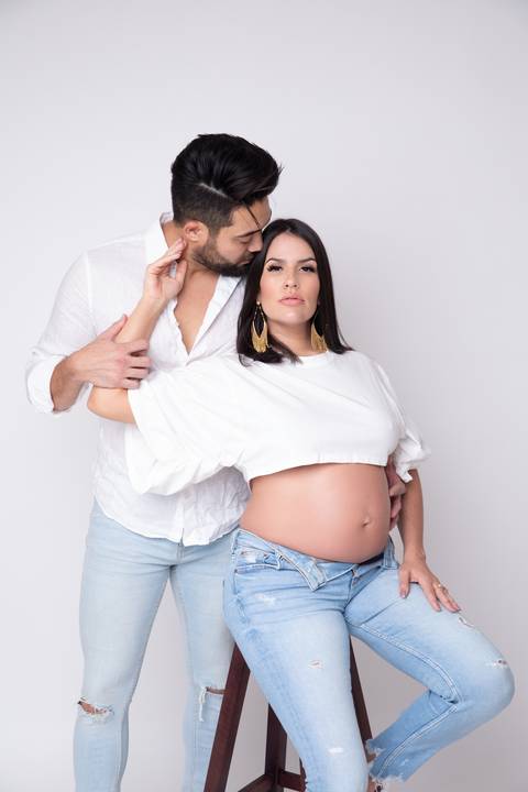 gestante de 32 semanas em ensaio no estúdio Gabi Aine em águas claras '