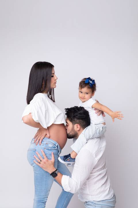 participação da família no ensaio gestante em estúdio de águas claras '