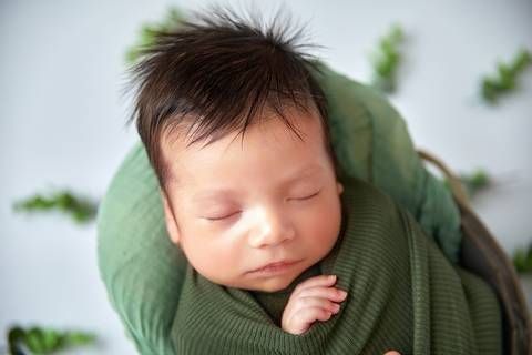 bebe newborn tradicional em manta verde'