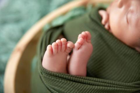 detalhes do pezinho em ensaio newbor em ágaus claras '