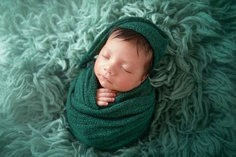 Newborn de verde, ensaio recém nascido em águas claras Brasilia DF'