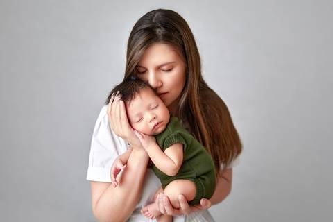 mamãe e bebê, ensaio em estúdio em águas claras '