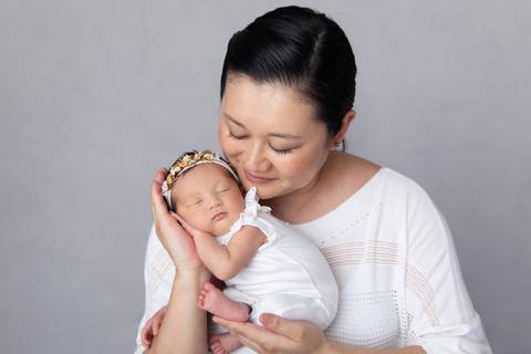 amor de mãe no ensaio newborn '