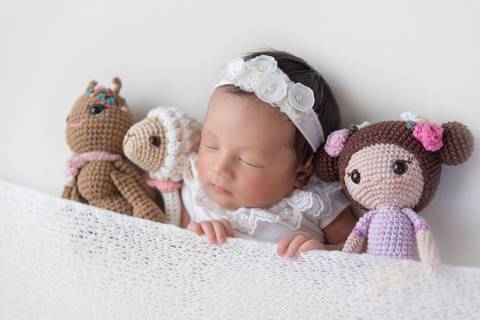 ensaio newborn menina e suas bonecas '