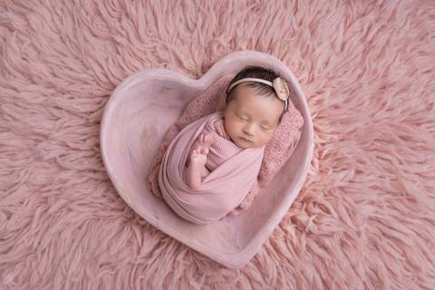 coração no ensaio newborn menina '