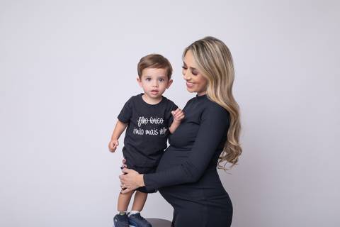 Fotografia de gestante em estúdio em águas claras '