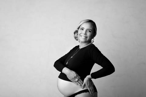 ensaio gestante, Gabi Aine, preto e branco, estúdio em Águas Claras'