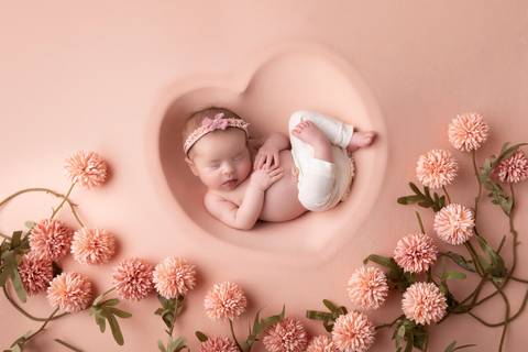 Newborn coração rosa e flores Brasília àguas claras Gabi Aine '
