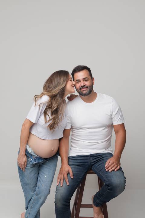 amor á espera do seu bebê no ensaio gestante em Brasília, estúdio fotográfico em Brasília'