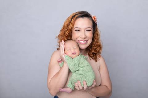 Amor de mãe em ensaio Newborn Brasília'