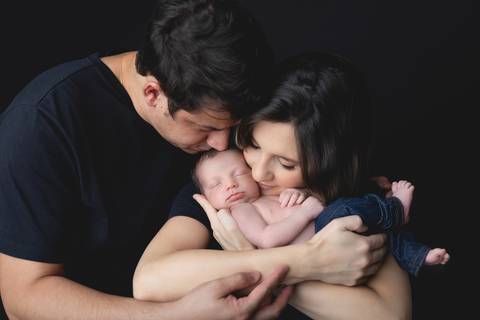 Fundo preto em ensaio newborn em Brasília, bairro de águas claras DF
'