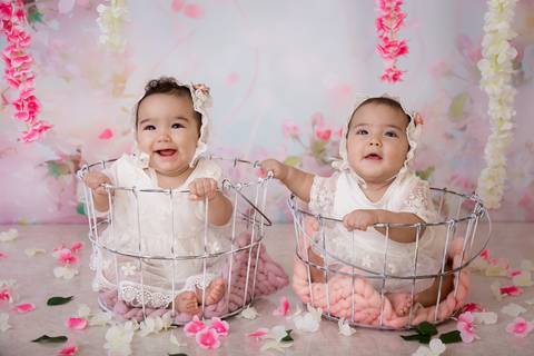 Sorriso em dose dupla das gêmeas de 7 meses. '