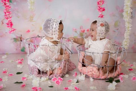 Ensaio com decoração rosa, bebês gêmeas, sorriso aos 7 meses.'