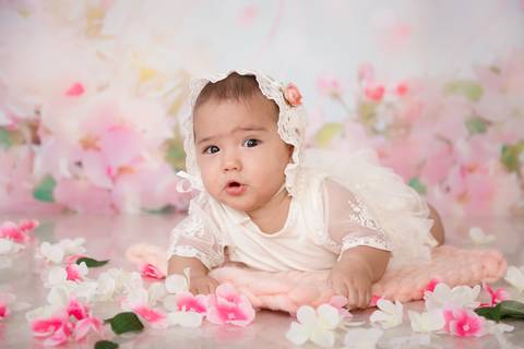Bebe em fundo rosa, de 7 meses, barriga pra cima, Brasilia, DF'