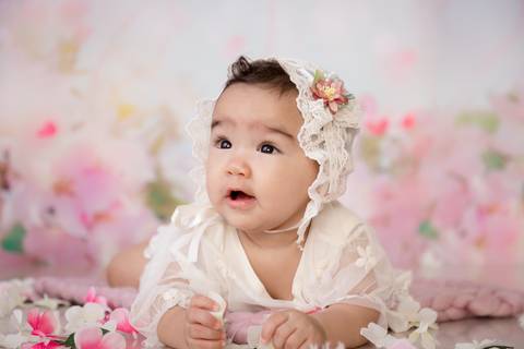 Bebe de 7 meses menina, ensaio banho de leite, fundo rosa'