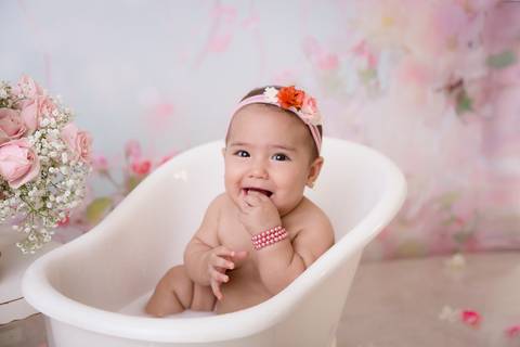 dedo na boca bebe de 7 meses, banho de leite, ensaio em Brasilia'