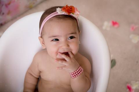 Dedo na boca, bebe de 7 meses, ensaio banho de leite, Gabi Aine '
