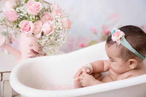 Olha pe de bebe de 7 meses em ensaio banho de leite, DF'