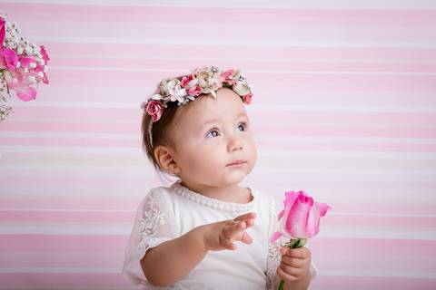 bebê menina, fundo rosa, coroa flores na cabeça, ensaio acompanhamento'