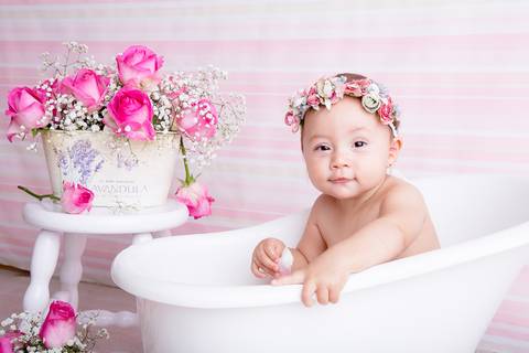 beeb carinha de sapeca, 9 meses, ensaio flores naturais em fundo rosa, banho de leite em Brasília DF'