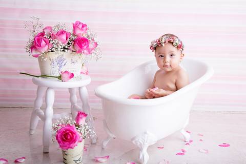 Ensaio personaloizado com flores naturais e rosa na cabeça, banho de leite'
