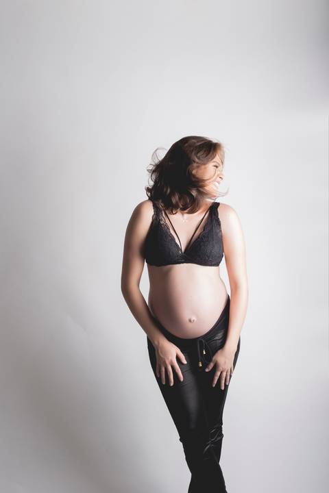 levaza no ensaio gestante, 32 semanas de gestação, minimalista, fundo cinza, brasília'