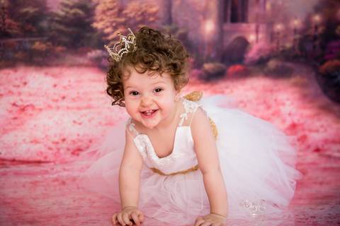 Ensaio smash the cahe com tema princesa, em fundo de castelo'