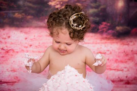 smash the cake princesa, fundo rosa, ensaio com bolo em Brasília DF'