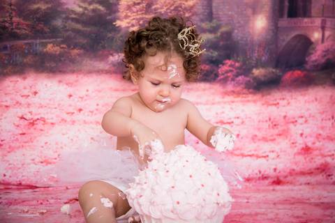 Ensaio celebrar, smash the cake em Brasilia no tema princesa, furando o bolo '